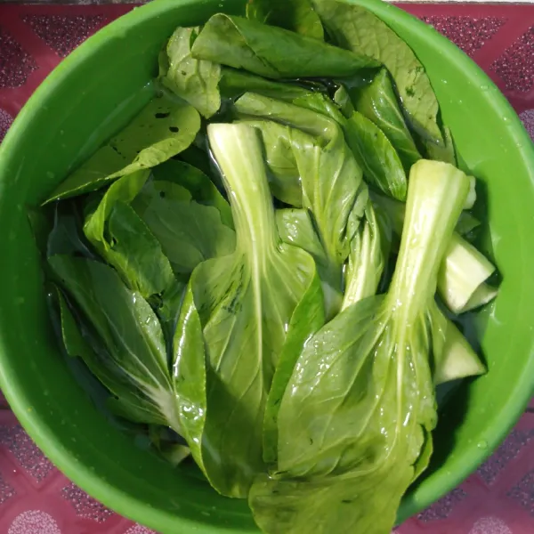 Cuci bersih pokcoy. Kemudian rendam dengan air garam. Selama 5 menit