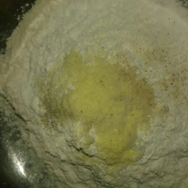 Buat adonan kering. Dalam wadah, campur tepung terigu, tepung beras, tepung sagu/maizena, garam, kaldu bubuk dan lada bubuk. Aduk rata