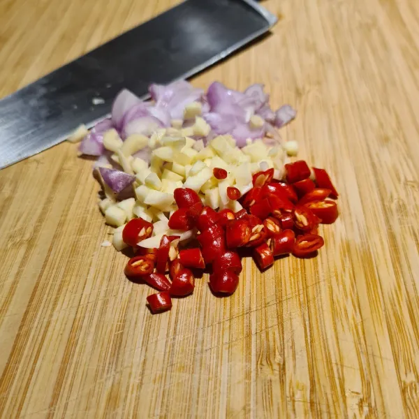 Cincang bawang merah, bawang putih, dan cabe
