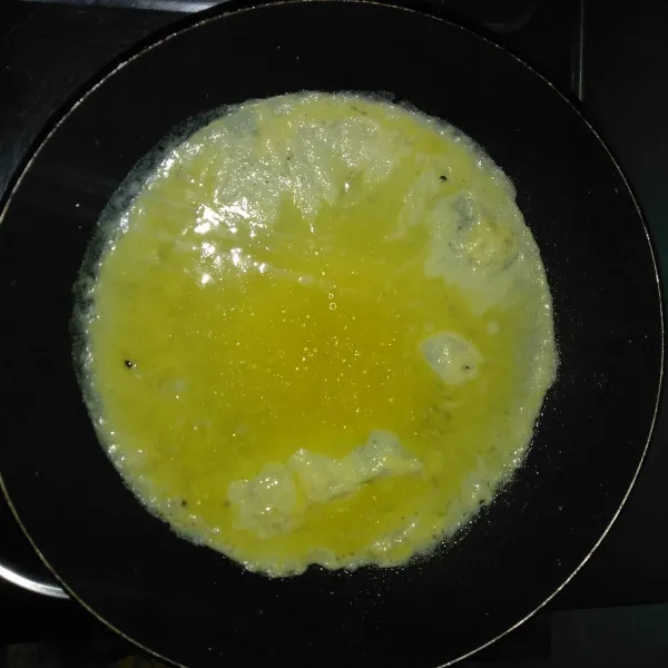 Panaskan pan anti lengket dengan api kecil yang sudah di oleskan minyak goreng, lalu tuang sedikit telur dan ratakan