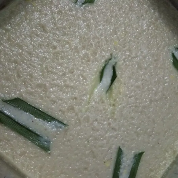 Mixer telur, santan dan gula dengan kecepatan sedang, kurang lebih 7 menit, sambil ditambahkan vanili. Kemudian tuang dalam loyang dan beri daun pandan agar wangi, kukus sampai matang.