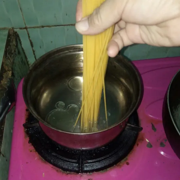 Siapkan panci yang sudah diisi air sampai mendidih, masukan spaghetti beri sedikit minyak masak sampai setengah matang lalu angkat dan tiriskan