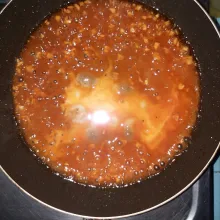 Masukkan air, masak sampai mendidih. Lalu masukkan larutan maizena, aduk rata