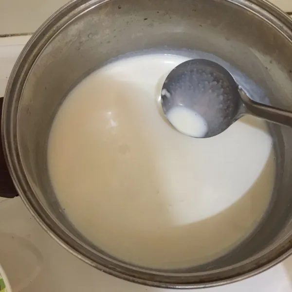 Buat fla susu untuk lapisan atas oreo, panaskan susu dan keju. Setelah mendidih masukkan tepung maizena.