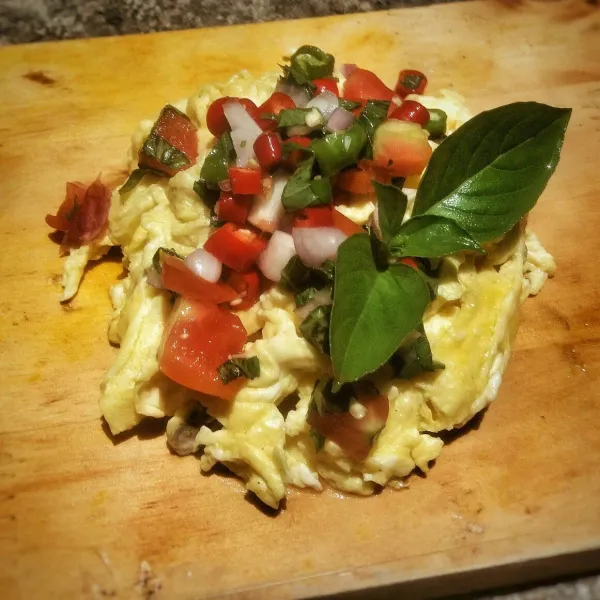 Sajikan scrambled eggs dengan sambal dabu-dabu