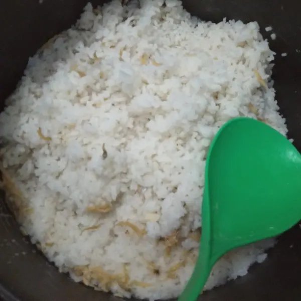 Setelah nasi matang diamkan selama 10 menit Lalu angkat dan aduk.sajikan bersama bihun.
