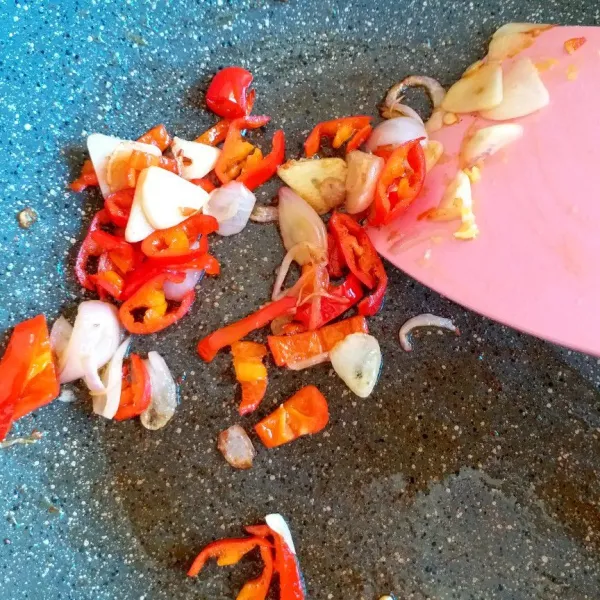 Tumis bawang merah, bawang putih dan cabai hingga layu