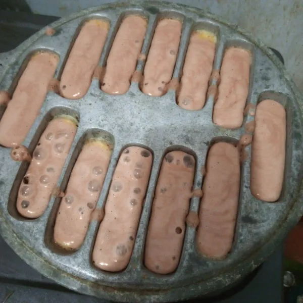 Tuangkan adonan, kemudian tutup. Masak dengan api kecil.