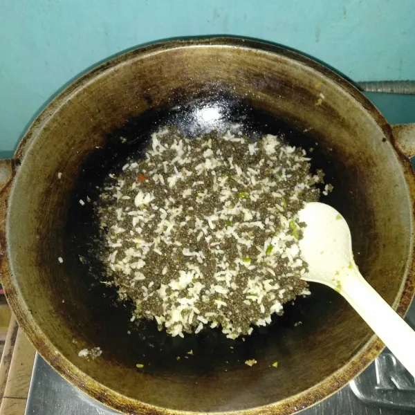 Masukkan nasi tiwul, nasi putih, aduk hingga tercampur rata. Masak hingga matang lalu angkat