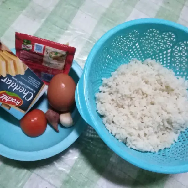 Siapkan bahan terlebih dahulu, potong bawang merah bawang putih dan tomat.