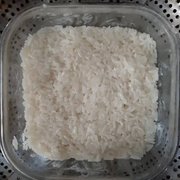 Kukus kembali beras ketan hingga matang (tanak dan pulen)