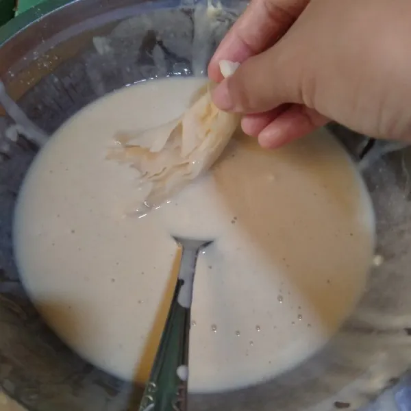 Membuat adonan celupan dengan mencampur tepung bumbu, terigu dan sedikit air hingga tekstur kental sedikit cair. Lalu mencelupkqn jamur kedalan adonan.