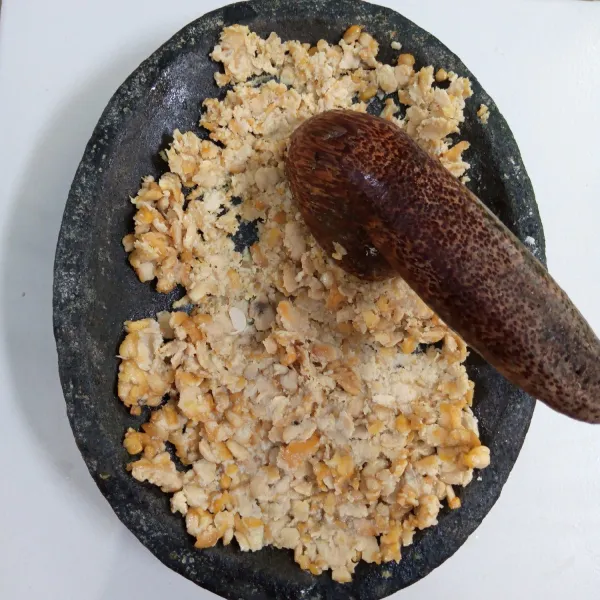 Goreng tempe. Kemudian ulek sampai halus