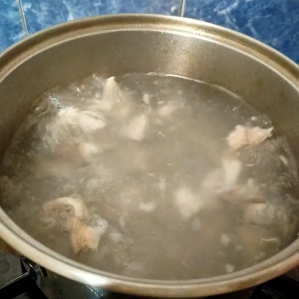 Didihkan air, kemudian masukkan daging ayam dan bumbu tumis. Masukkan juga kim cam. Masak selama 5 menit