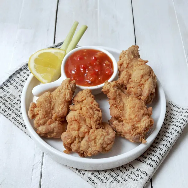 Sajikan Crispy Chicken drumettes bersama saus thai