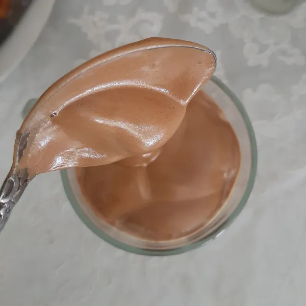 Tambahkan whip coffee tadi di atasnya.