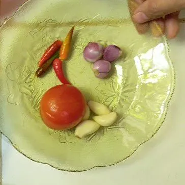 Siapkan bawang merah, bawang putih, tomat dan cabai.
