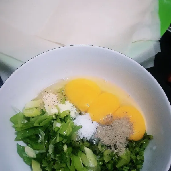 Siapkan kulit lumpia dan campur semua bahan (telur, daun sup dan prei, garam, merica, penyedap dalam satu mangkok), kocok semua bahan sampai tercampur rata.