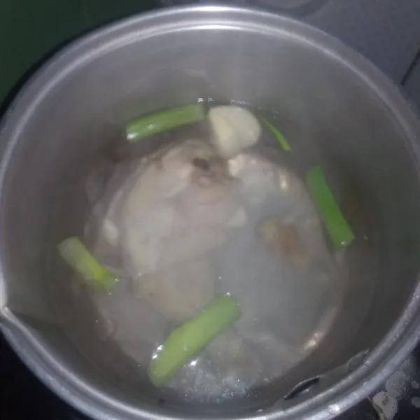 Ayam diolesi garam, direbus  kira2 10 menit,dengan bawang putih, jahe dan daun bawang, setelah ayam empuk angkat sisihkan kaldunya