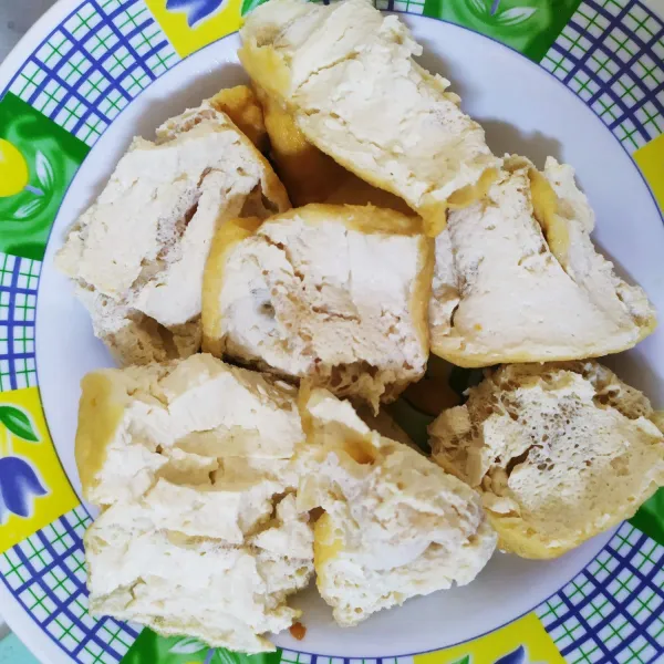 Keluarkan isi tahu yang sudah digoreng lalu balik