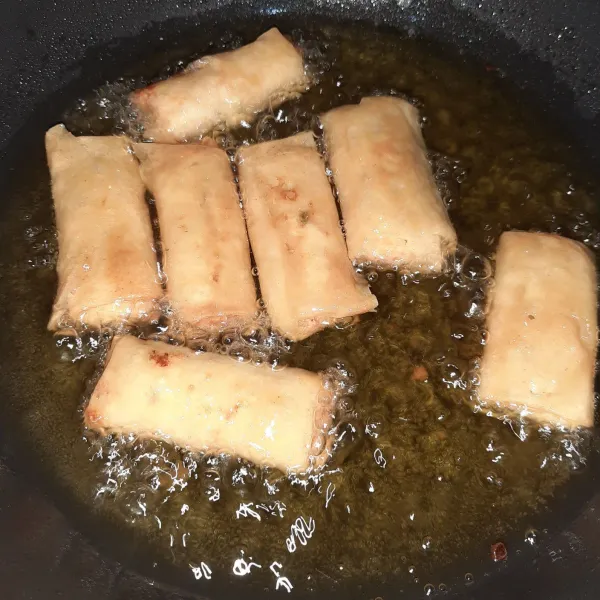 Lalu goreng hingga kecoklatan. Lumpia siap untuk disajikan.