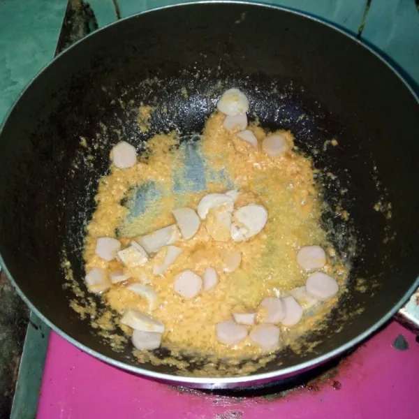Masukkan potongan sosis ke dalam tumisan, aduk rata