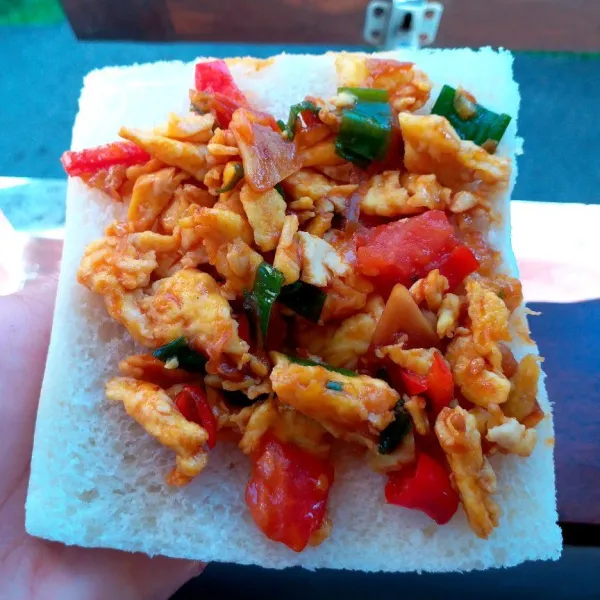 Ambil selembar roti tawar, beri gongso telur