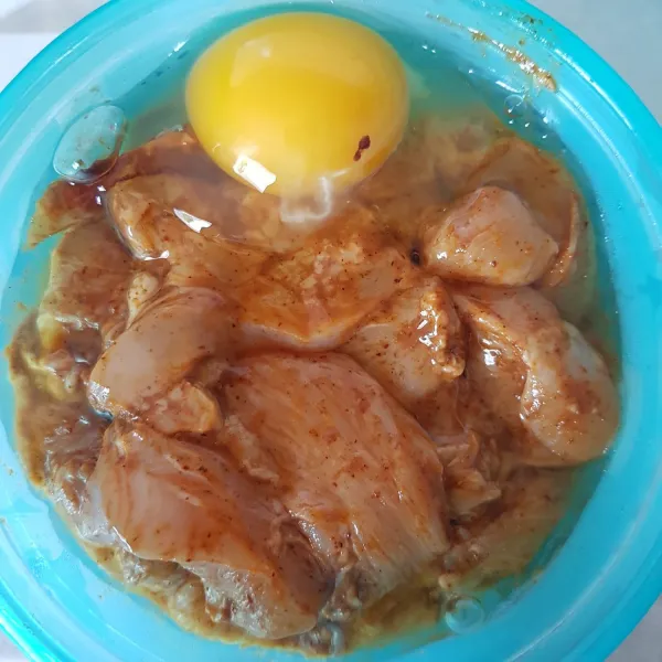 Setelah ayam di diamkan selama minimal 15 menit,keluarkan dari kulkas. Tambahkan 1 butir telur dan 1 sdm tepung maizena. Aduk hingga rata