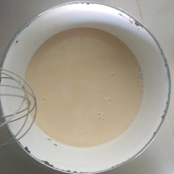 Takoyaki batter Campurkan semua bahan hingga rata dan tidak bergerindil