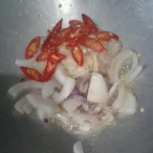 Tumis bawang merah, bawang putih, bawang bombai dan cabe sampai harum dan layu
