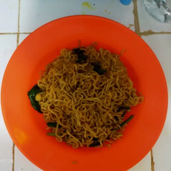 Mie goreng siap di sajikan.