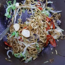 Masukkan mie yang sudah direbus, kecap asin jepang, kecap manis, rice vineggar, minyak wijen dan rice vinegar aduk rata. Koreksi rasa, sajikan