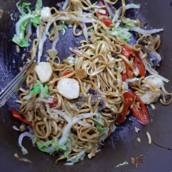 Masukkan mie yang sudah direbus, kecap asin jepang, kecap manis, rice vineggar, minyak wijen dan rice vinegar aduk rata. Koreksi rasa, sajikan