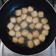 Potong dadu tahu, goreng sampai kecoklatan. Angkat, sisihkan