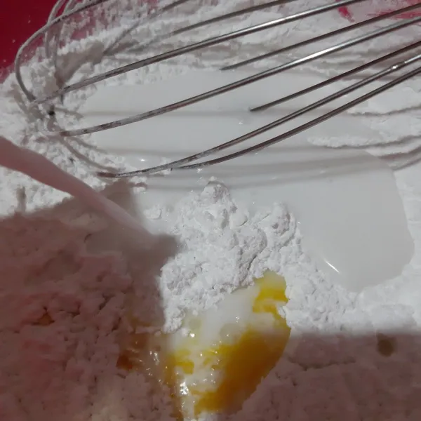 Tambahkan telur dan santannya. Kocok rata dengan wisk hingga semua bahan homogen