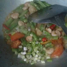 Terakhir masukkan daun bawang aduk koreksi rasa angkat dan sajikan
