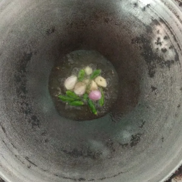Sambel kecap, goreng cabe rawit bawang merah, dan bawang putih hingga layu