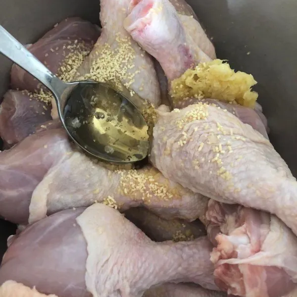 Marinasi ayam dengan bawang putih hulus, dan madu.