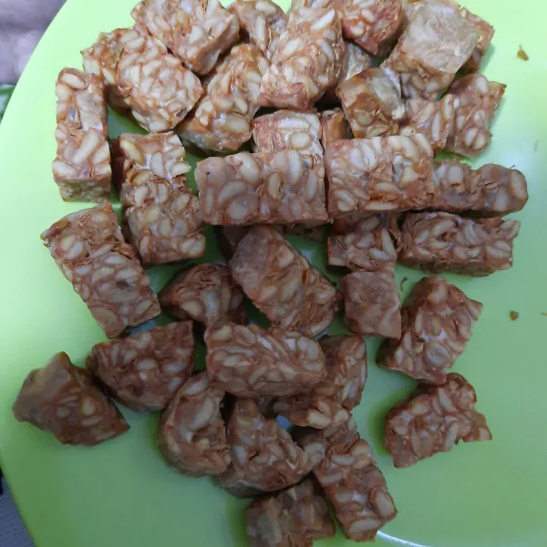 Goreng juga tempe hingga warna kecoklatan (sesuai selera bleh setengah kecoklatan), kemudian tiriskan.