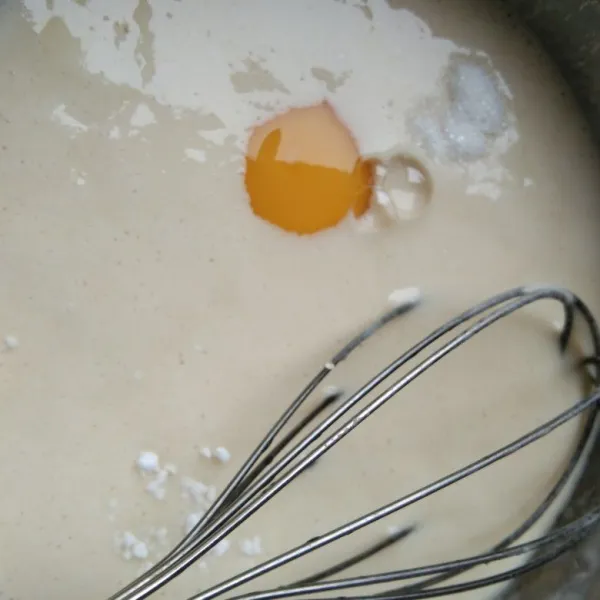 Setelah 45 menit tambahkan telur, vanili, baking soda, aduk rata.