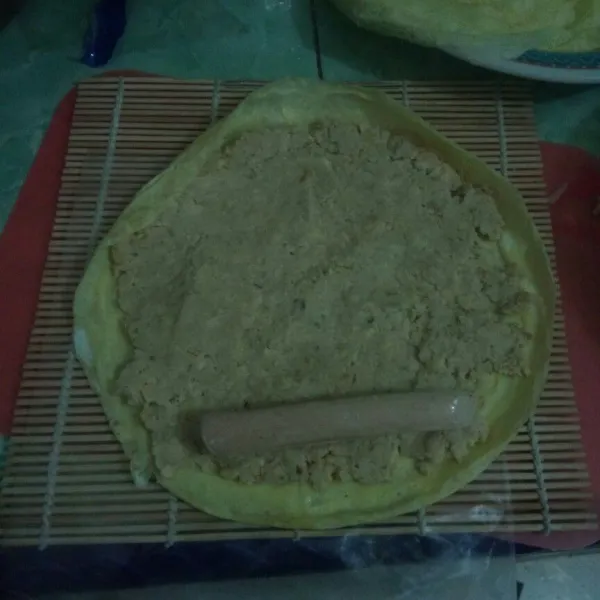 Tata adonan telur, tempe dan sosis gulung dan rekatkan dengan putih telur