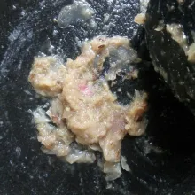 Goreng terlebih dahulu, bawang merah, bawang putih, kemiri. lalu tumbuk halus , beri lada,  garam dan  kaldu jamur