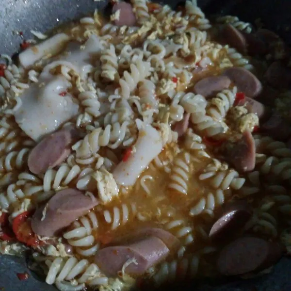 Tambahkan garam, gula dan bumbu mie instan, aduk rata. Angkat.