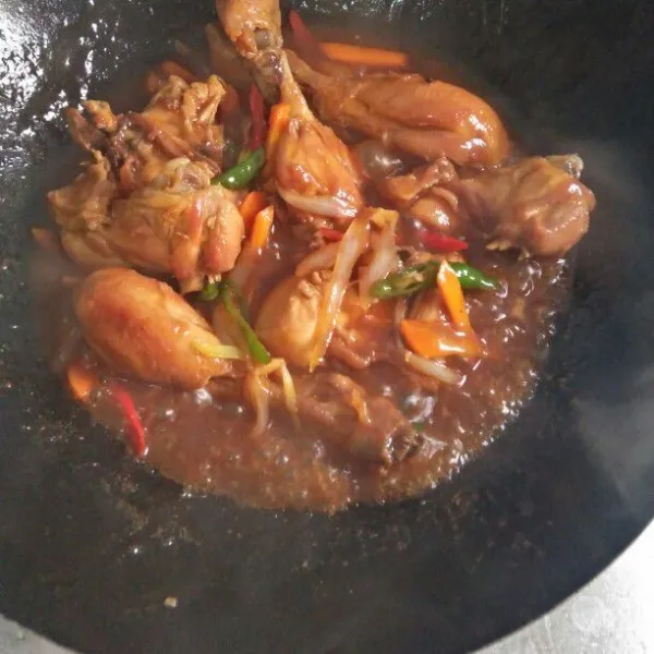 Masukkan ayam, aduk hingga rata