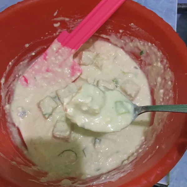 Koreksi rasa. Jika sudah pas ambil 1 sendok adonan dengan 1 potong bahan isian. Goreng dalam minyak panas. Lakukan sampai semua adonan habis