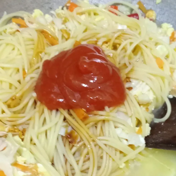Tambahkan saus sambal, kecap, saus tomat, garam dan kaldu bubuk, aduk rata lalu cicipi. Setelah rasa pas, angkat dan sajikan
