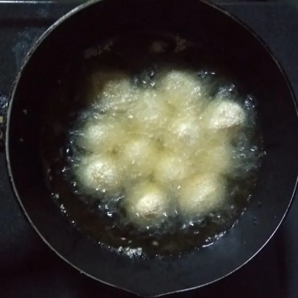 Goreng pada minyak yang panas, gunakan api sedang agar tidak gosong