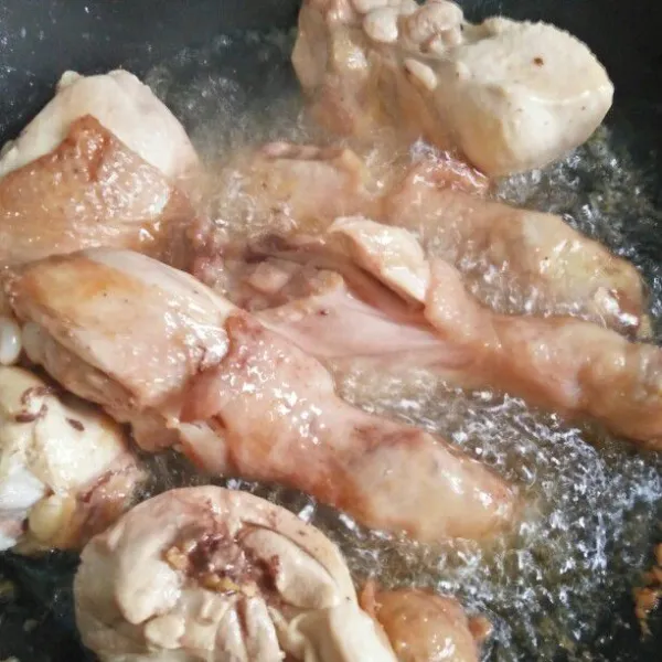 Panaskan minyak, goreng ayam hingga matang
