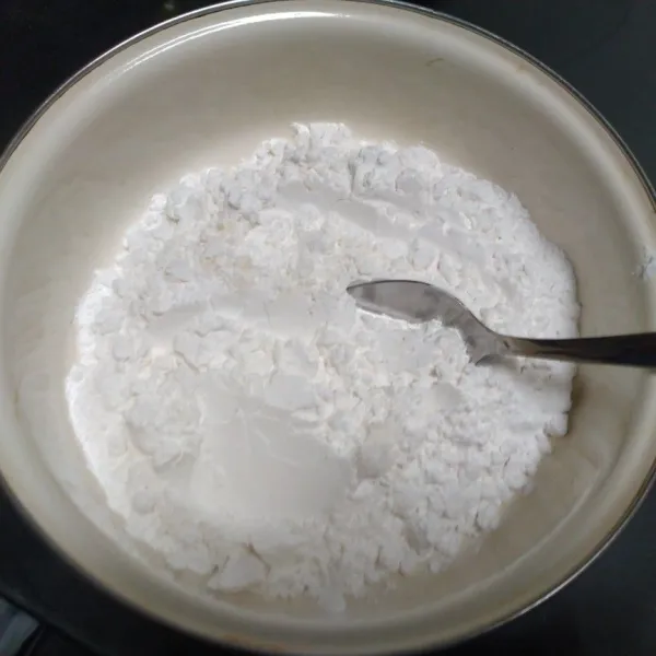 Dalam wadah masukkan tepung sagu, kaldu jamur dan garam. Aduk rata