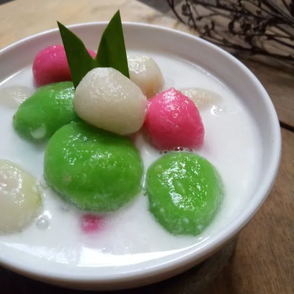Penyajian, tata dango dalam mangkuk lalu siram dengan kuah kolak. Siap disajikan